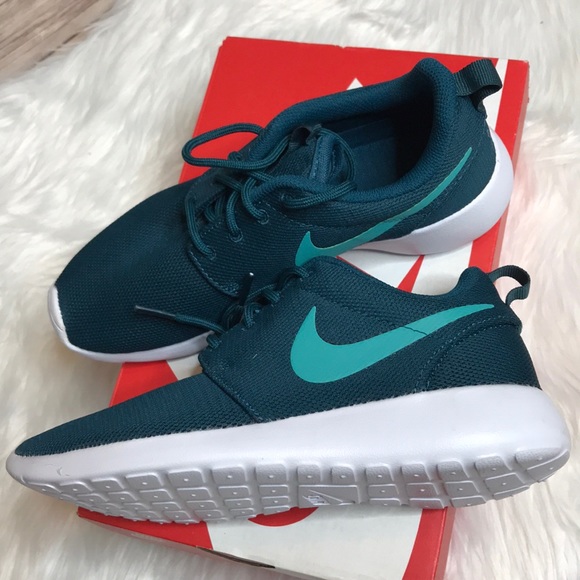 Nike Shoes - Women’s Nike Roshe One Size 6
